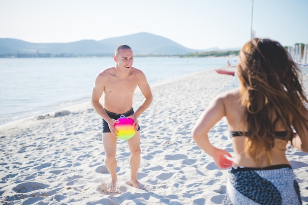 groep jonge multi-etnische vrienden strand zomer