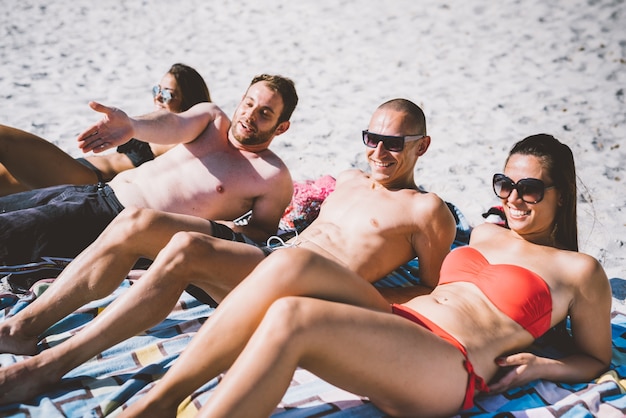 Groep jonge multi-etnische vrienden, vrouwen en mannen