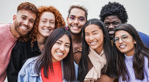 Groep jonge multiraciale mensen die op camera glimlachen Vriendschap en diversiteitsconcept
