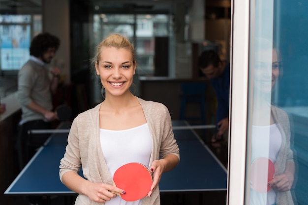 groep jonge startende zakenmensen spelen ping pong tennis op moderne creatieve kantoor