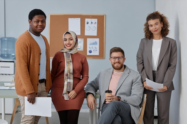 Groep jonge succesvolle werknemers met documenten die op kantoor staan