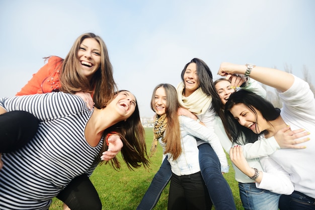 Groep jonge tienermeisjes samen in de natuur