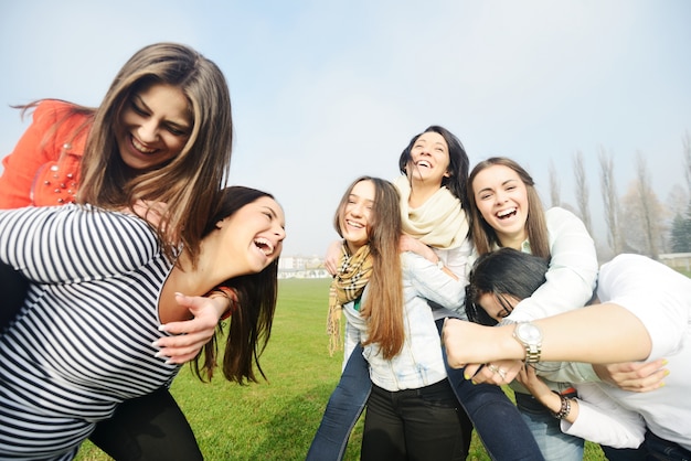 Groep jonge tienermeisjes samen in de natuur