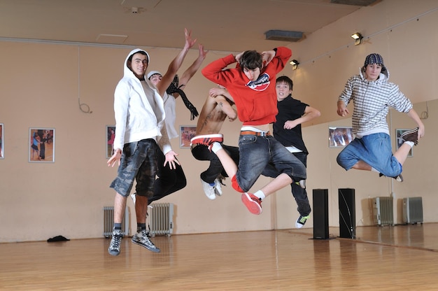 groep jonge tieners springen samen in de lucht