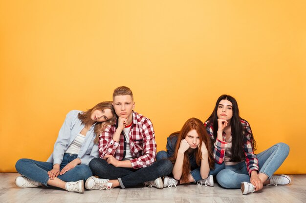 Groep jonge verveelde schoolvrienden