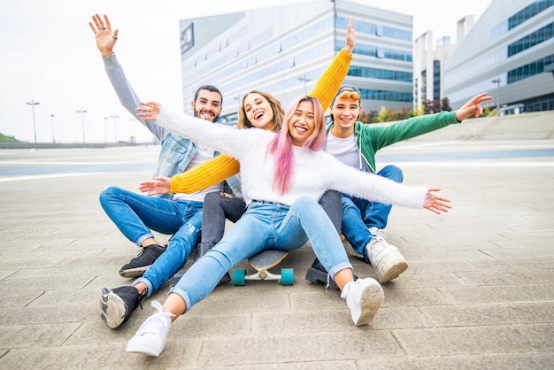 Groep jonge vrienden die plezier hebben in de stad