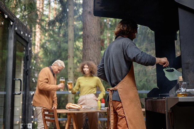 Groep jonge vrienden met een barbecue in het bos in de buitenlucht