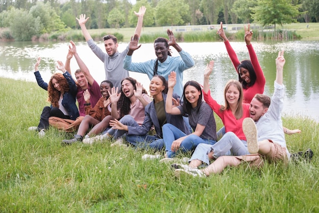 Groep jonge vrienden van verschillende etniciteiten die plezier hebben in de buitenlucht