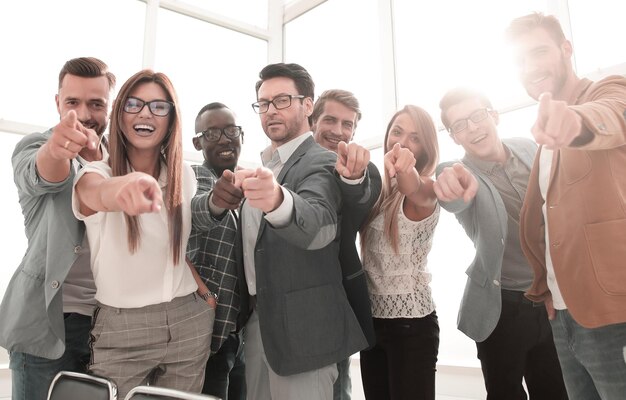 Groep jonge werknemers die naar jou wijzen