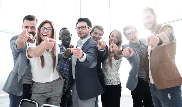 Groep jonge werknemers die op u het concept van keuze wijzen