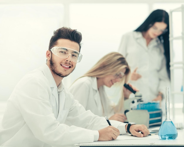 Foto groep jonge wetenschappers die een coronavirusvaccin onderzoeken