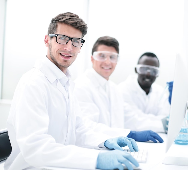 Groep jonge wetenschappers in het laboratorium