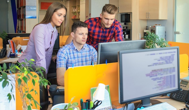 Groep jonge zakelijke professionals die een vergadering hebben Diverse groep jonge ontwerpers die glimlachen tijdens een vergadering op kantoor