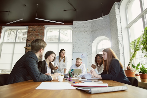 Groep jonge zakelijke professionals met een vergadering, creatief kantoor