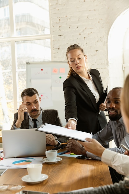 Groep jonge zakelijke professionals met een vergadering, creatief kantoor