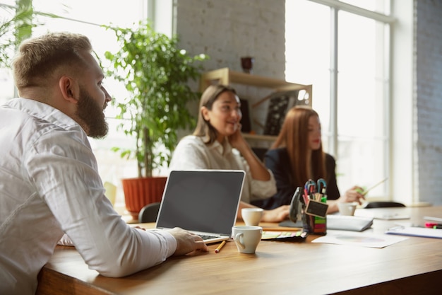 Groep jonge zakelijke professionals met een vergadering, creatief kantoor