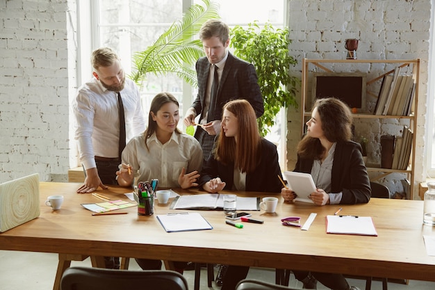 Groep jonge zakelijke professionals met een vergadering, creatief kantoor