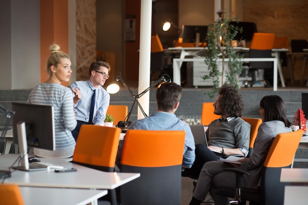 Groep jonge zakenmensen die een businessplan op kantoor bespreken