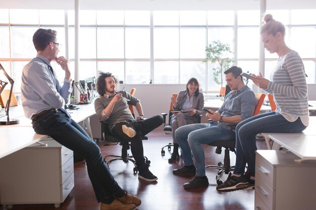 Groep jonge zakenmensen die een businessplan op kantoor bespreken