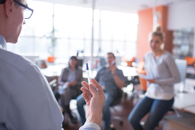 Groep jonge zakenmensen die een businessplan op kantoor bespreken