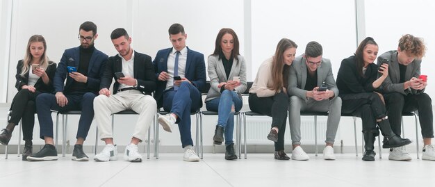 Groep jonge zakenmensen die in de rij wachten op een foto met een copyspace