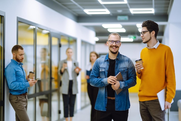 Groep jonge zakenmensen die samenwerken in creatief kantoor