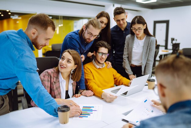 Groep jonge zakenmensen die samenwerken op kantoor Planningsanalyse werken in teamwerk