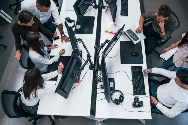 Groep jonge zakenmensen die werken met computers in het moderne kantoor.