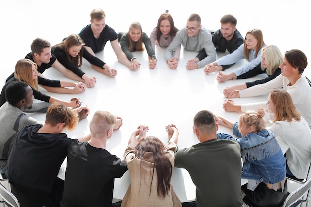 Groep jongeren die hun eenheidsfoto tonen met kopieerruimte