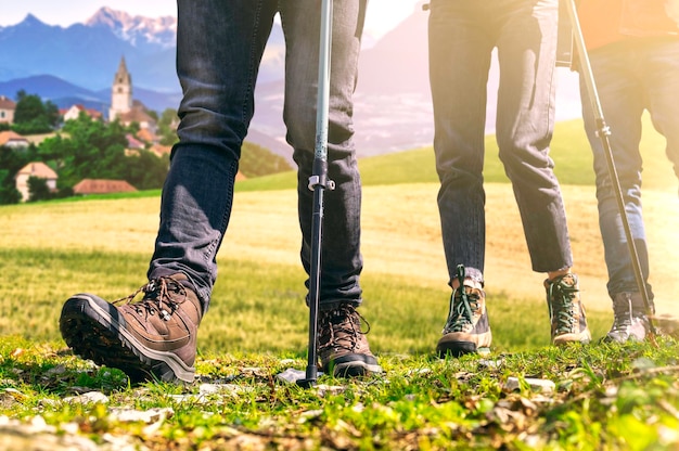 Groep jongeren die in de bergen van de alpen wandelen vrijheid en avontuur concept trekking uitrustingxdxa