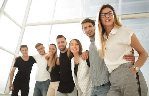 Groep jongeren die in het nieuwe kantoor staan, het concept van teamwork