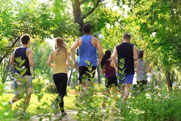 Groep jongeren die in het park rennen