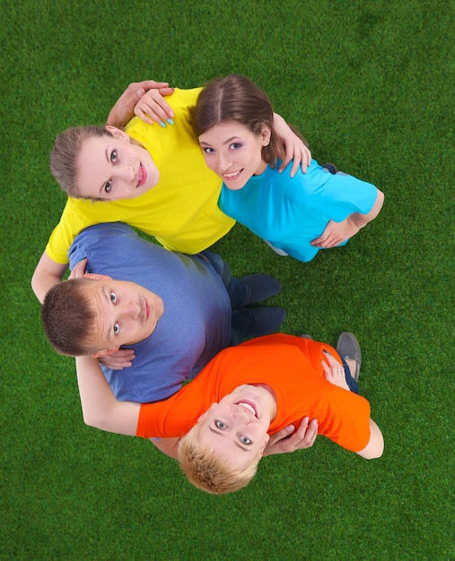 Groep jongeren die op groen gras liggen