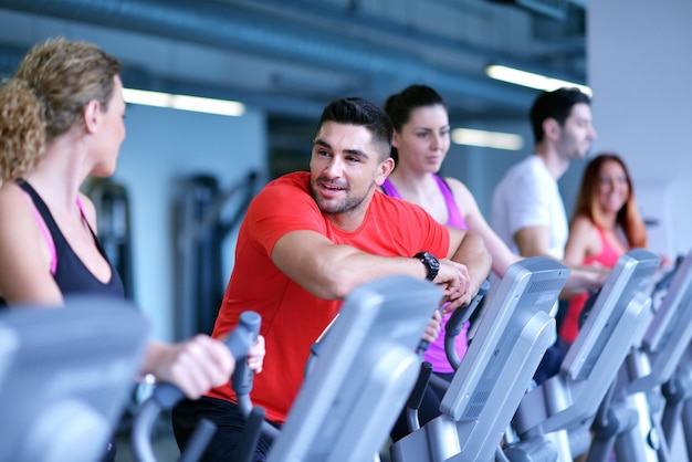 groep jongeren die op loopbanden in moderne sportgymnastiek lopen