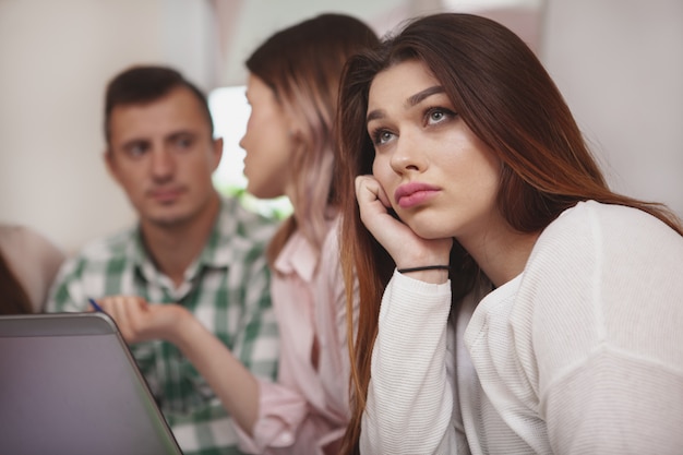 Foto groep jongeren die samen bij universiteitsklaslokaal bestuderen