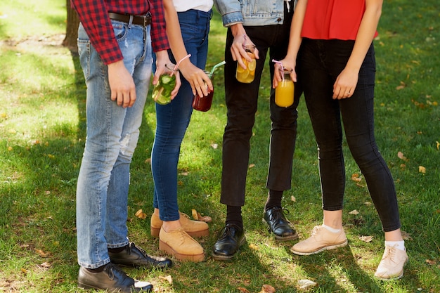 Groep jongeren geniet van detox