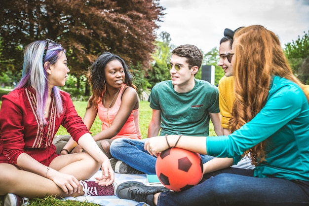 Groep jongeren in een park