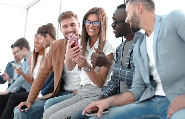 Groep jongeren met smartphonesmensen en technologie