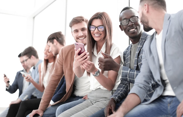 Groep jongeren met smartphonesmensen en technologie