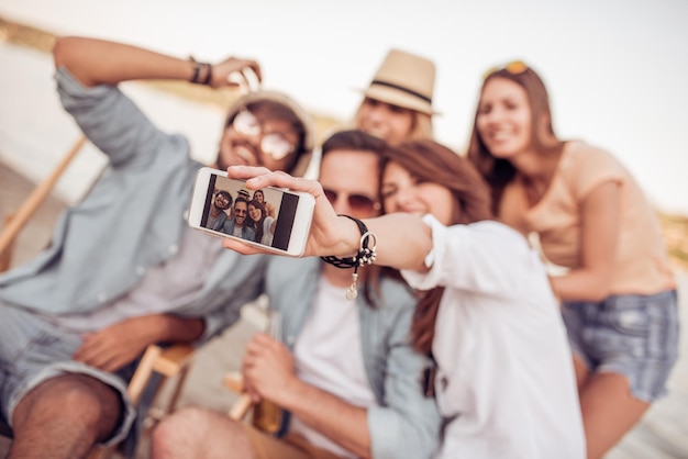 Foto groep jongeren nemen selfie buiten