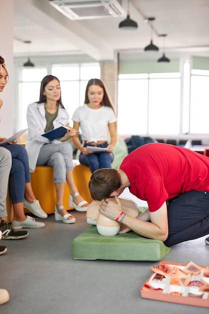 Groep jongeren oefenen ehbo-training