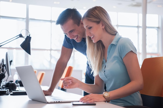 Groep jongeren werknemer werknemers met computer in stedelijke alternatieve studio - Bedrijfsconcept van human resource en plezier op werktijd - Ondernemers opstarten op kantoor - Heldere vintage filter