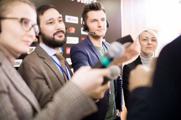 Groep journalisten op persconferentie