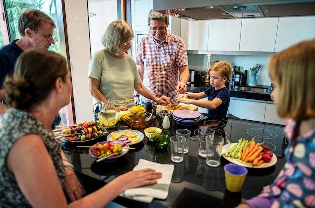 Groep kaukasische mensen die barbecuepartij voorbereiden