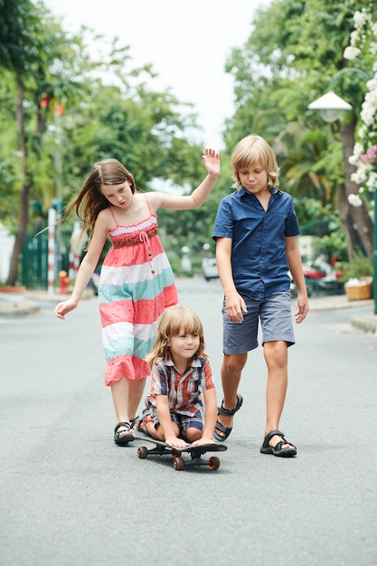 Groep kinderen die buiten spelen