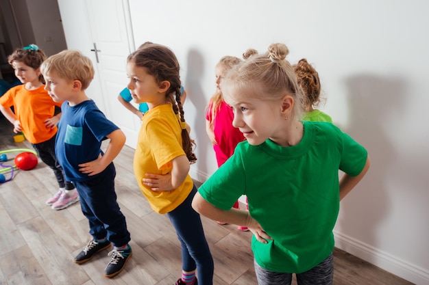 Groep kinderen die gymnastiek doen in de kleuterschool of kinderopvang