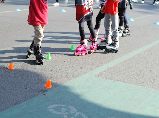 groep kinderen die rolschaatsen spelen in de straten van het park