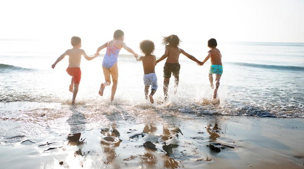 Groep kinderen genieten van hun tijd op het strand