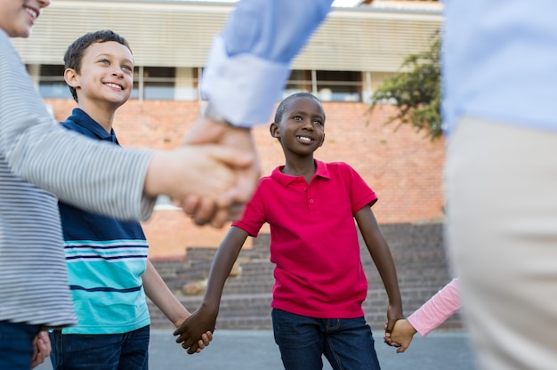 Groep kinderen hand in hand