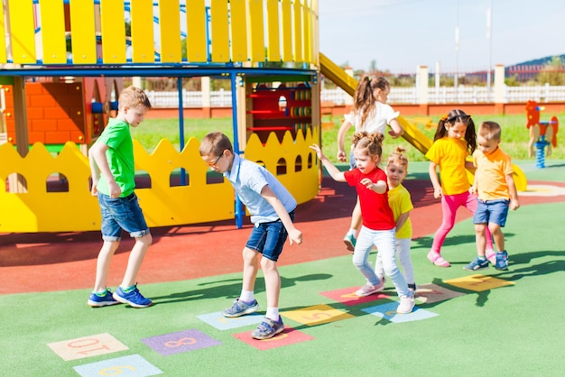 Groep kinderen hinkelen op de speelplaats